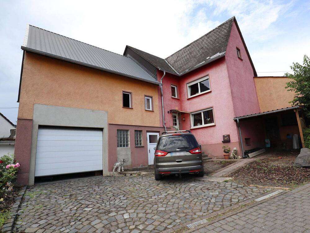 Thumbnail-Gemütliches Einfamilienwohnhaus mit großem Garten und Nebengebäuden