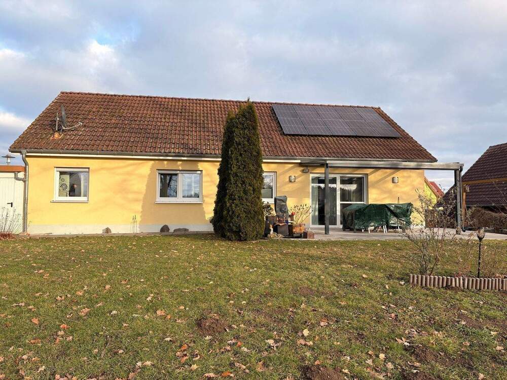 Thumbnail-Freistehender Bungalow mit schönem Gartengrundstück und Doppelgarage in Büchenbach.
