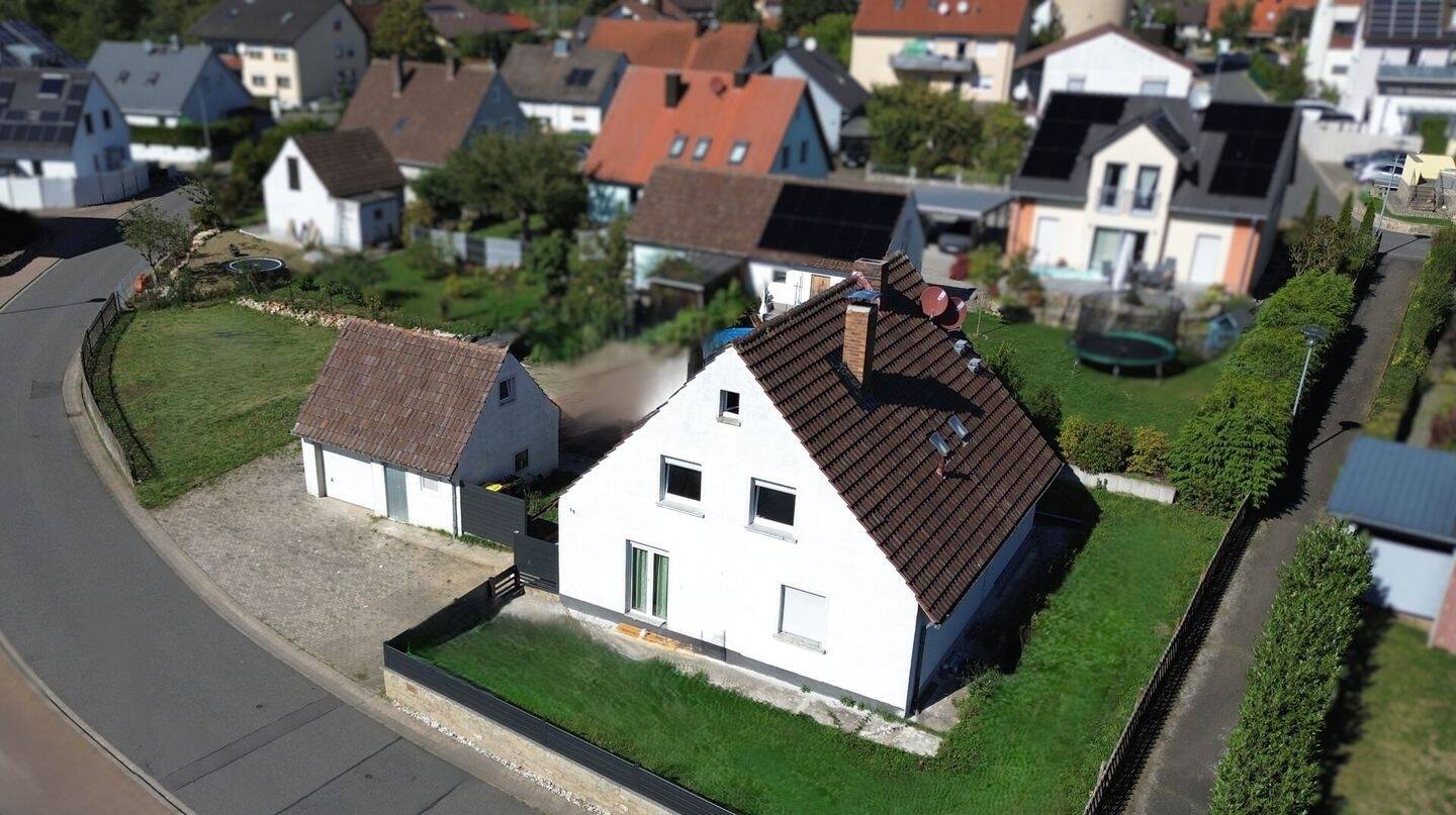 Thumbnail-Gepflegtes Zweifamilienhaus in sehr guter Lage von Kist mit Garten, Garage und Stellplätzen