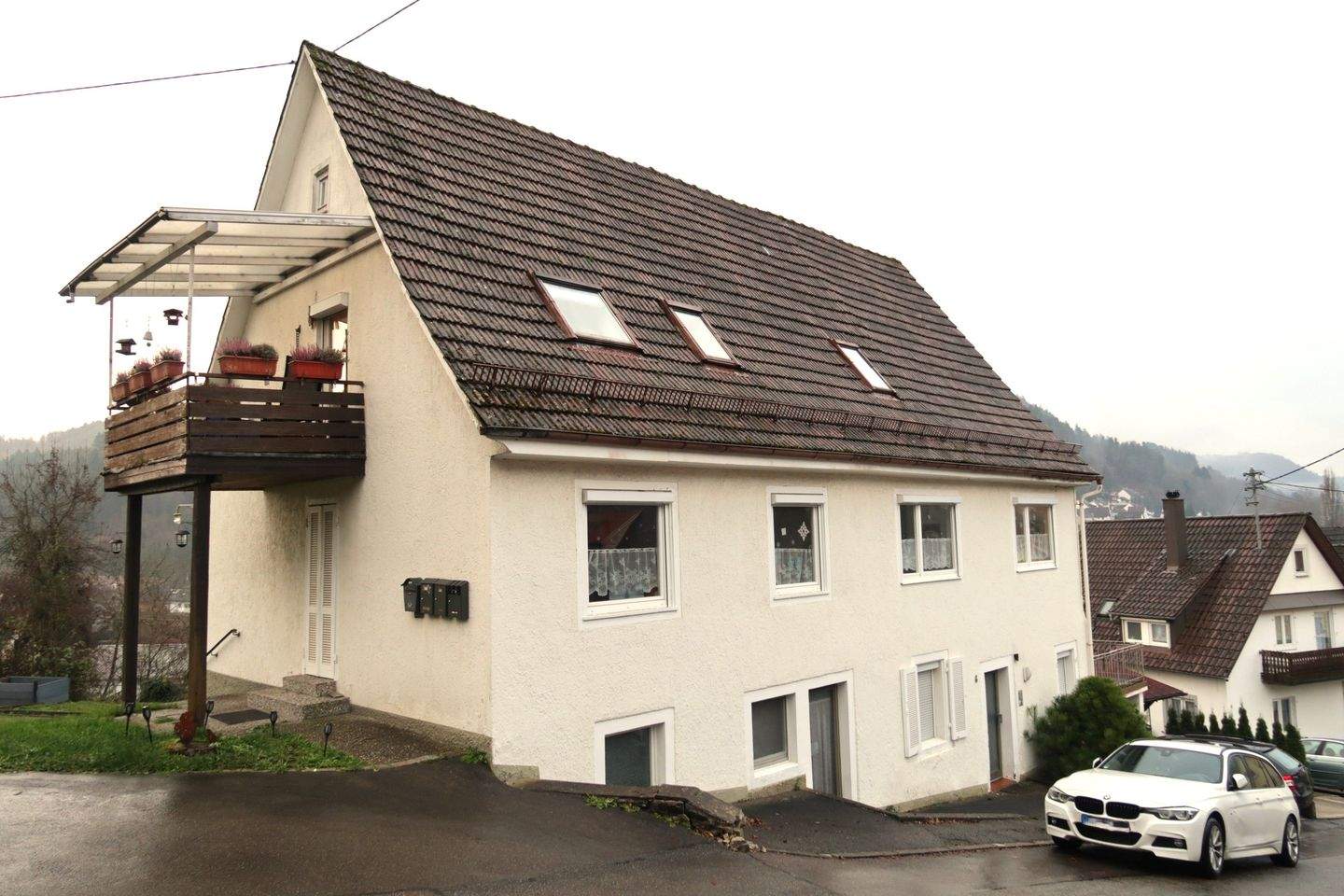Thumbnail-Mehrfamilienhaus mit 2 Balkonen, Terrasse und Garage