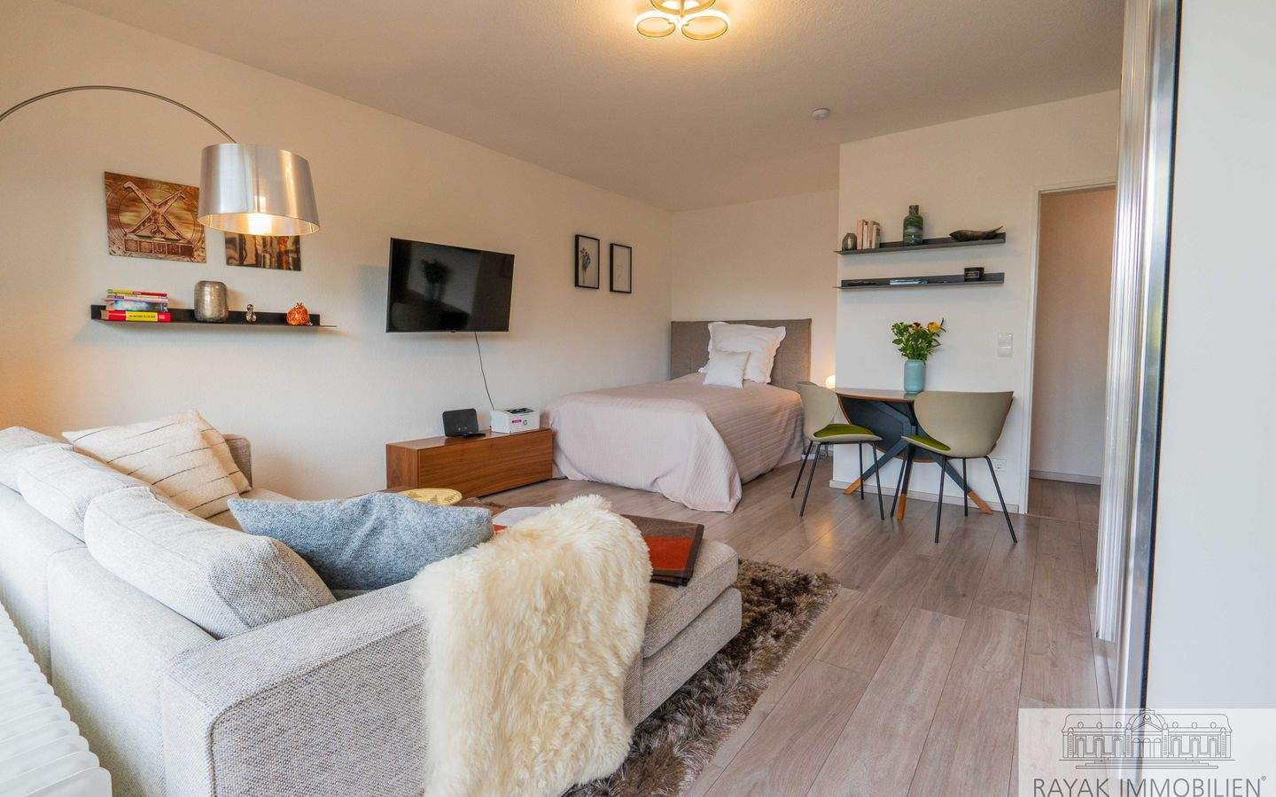 Thumbnail-Vollmöblierte 1-Zimmer-Wohnung mit Balkon, Aufzug und eigenem Stellplatz in zentraler Lage von Düsseldorf-Benrath