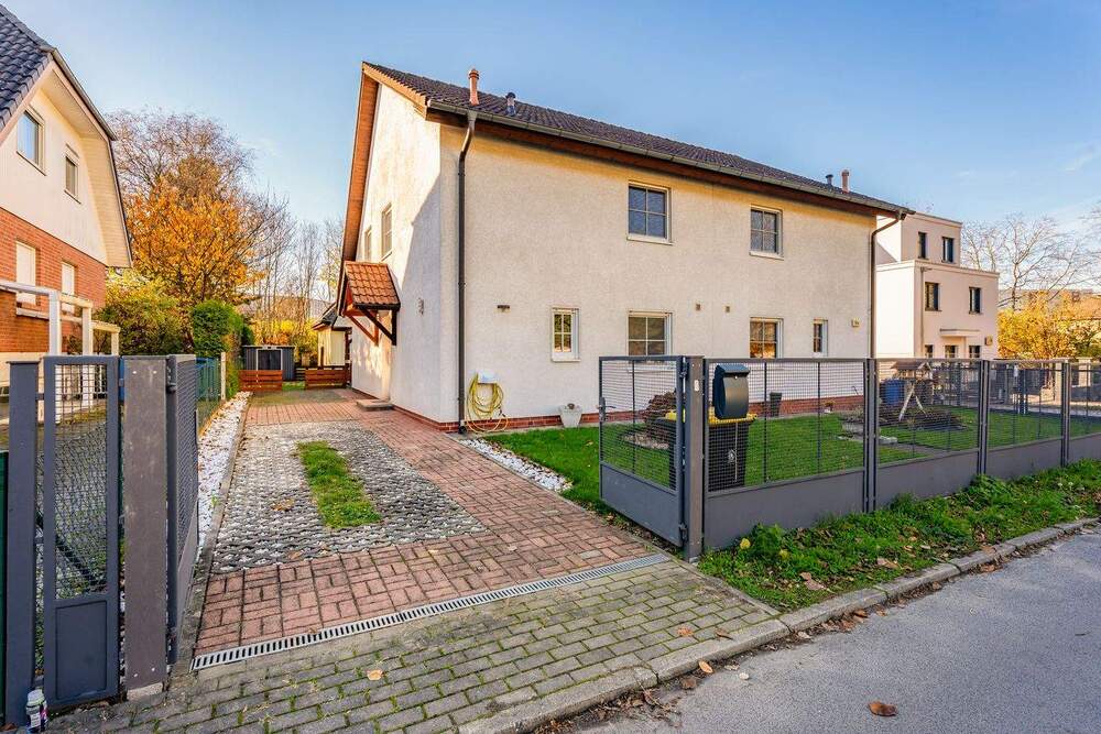 Thumbnail-Freundliche Doppelhaushälfte mit Ausbaureserve nahe Orankesee