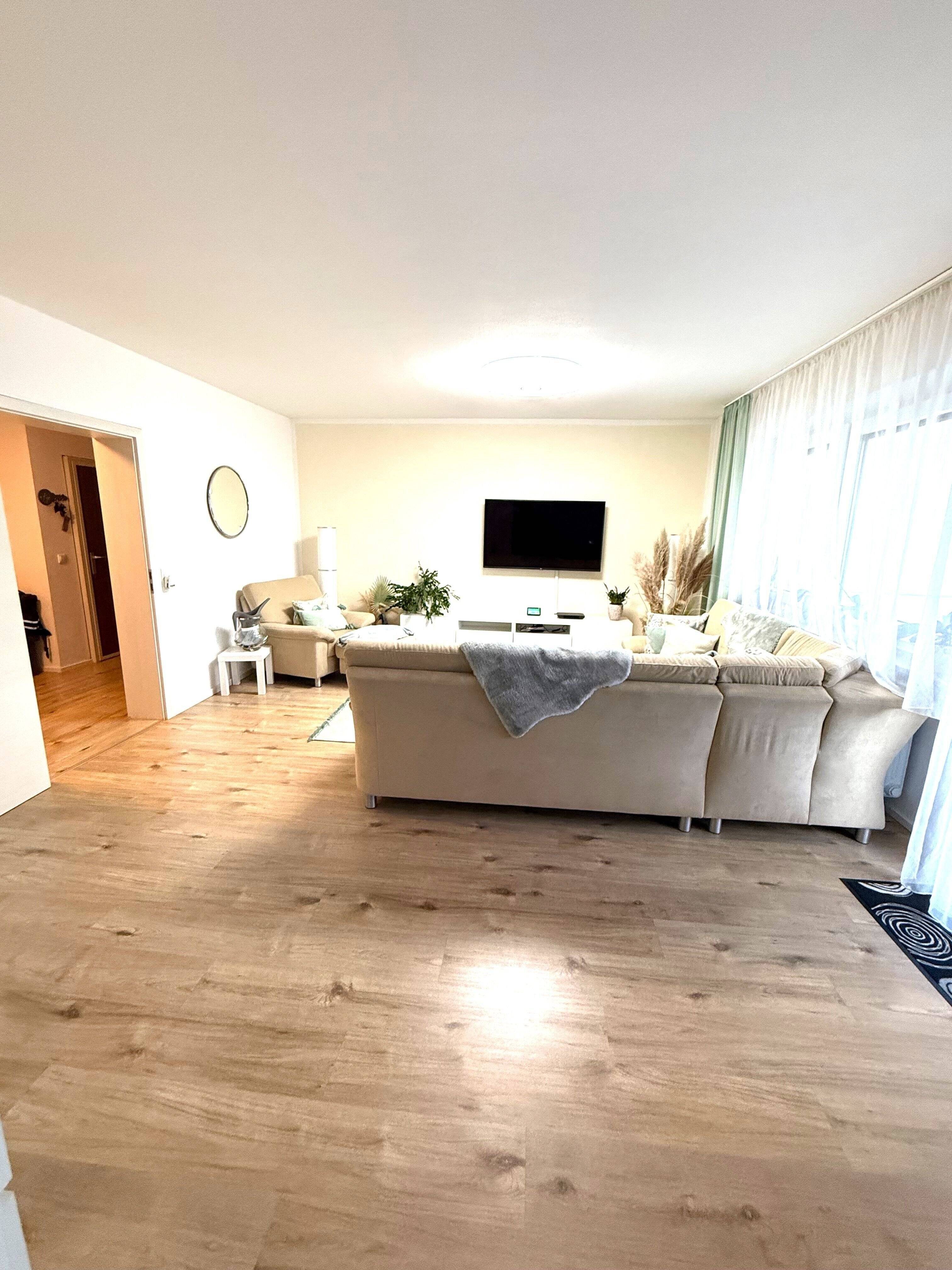 Wohnzimmer mit Balkonzugang