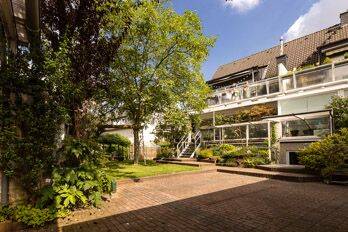 Thumbnail-Gelegenheit für Anleger, Family-Office oder Privatier! 2 MFHs auf großem Grundstück mit vielen Möglichkeiten