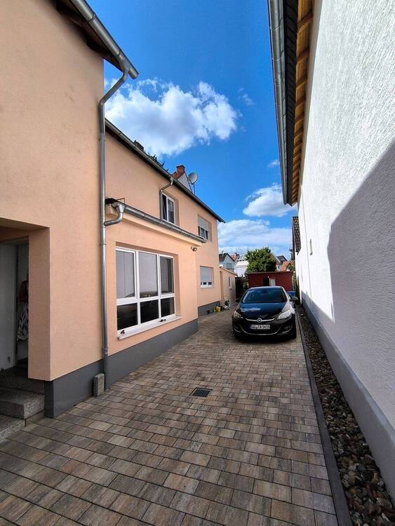 Einfahrt und Hausansicht