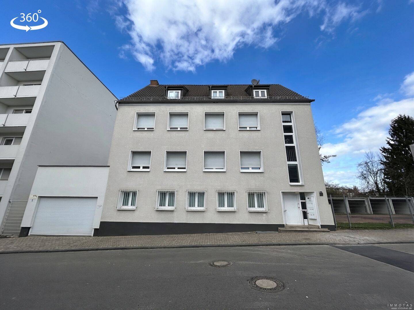 Thumbnail-Modernisiertes Mehrfamilienhaus mit drei Wohneinheiten, Terrasse, Balkon & 5 Garagen
