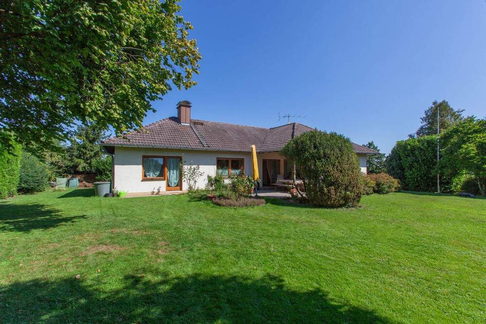 Blick vom Garten auf das Haus