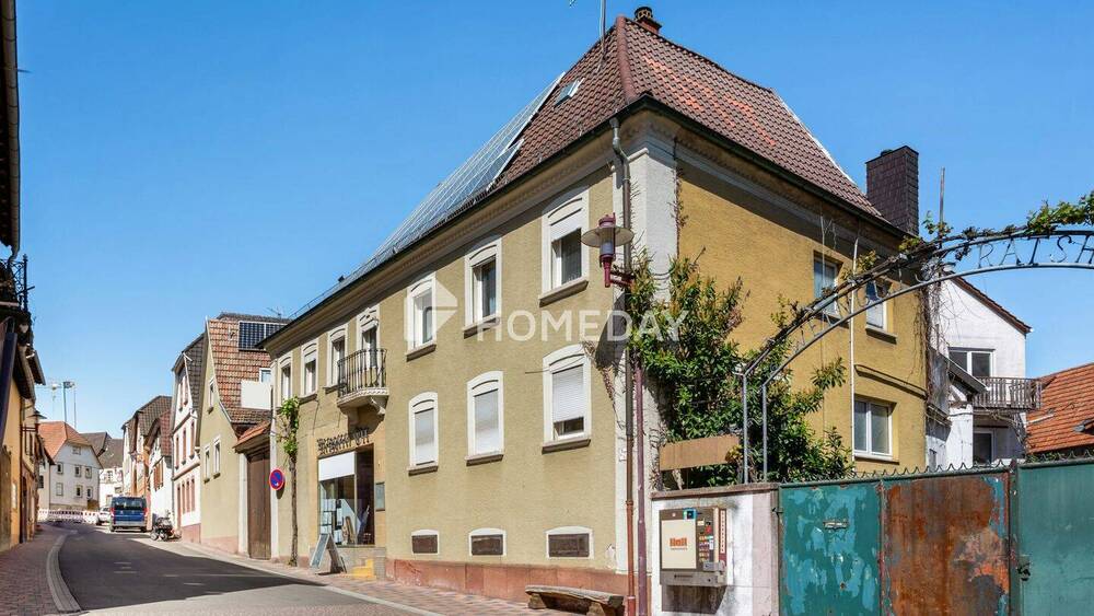 Thumbnail-Großzügiges Anwesen mit Innenhof, Garage und viel Raum für neue Wohnideen