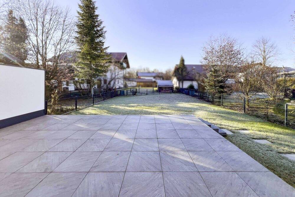 Thumbnail-Erstbezug: Hochmoderne (Energieausweis A+) DHH mit Traumgrundstück und 4 Stellplätzen!