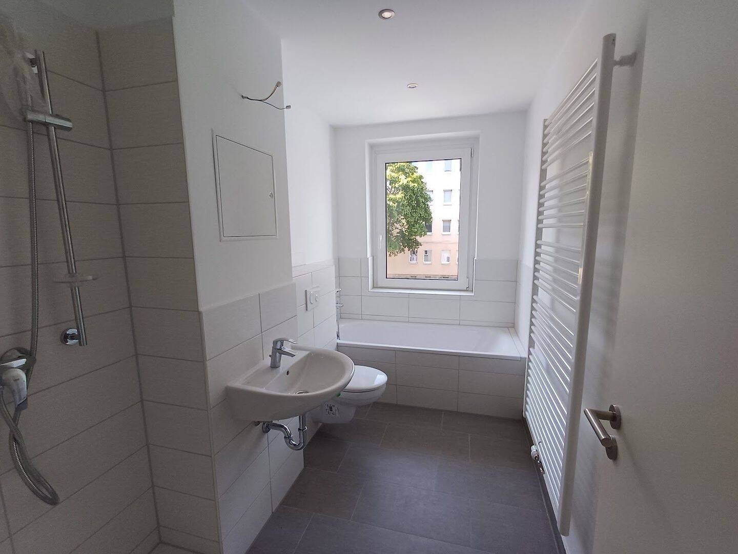 Tageslichtbad mit Wanne und Dusche