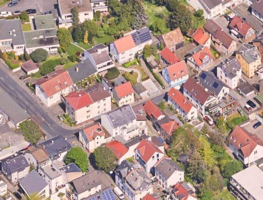 Thumbnail-Frankfurt-Seckbach: Komfortables Mehrfamilienhaus mit charmantem Hofhaus - großzügiger Ausbau möglich