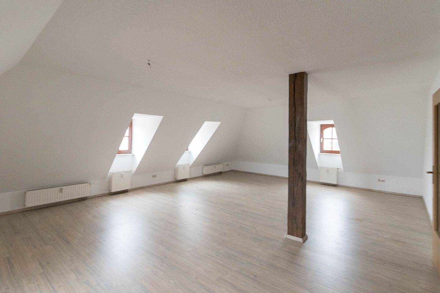 Thumbnail-Renovierte 4-Zimmer-Dachgeschosswohnung in Löbau - effizientes Heizen mit Fernwärme