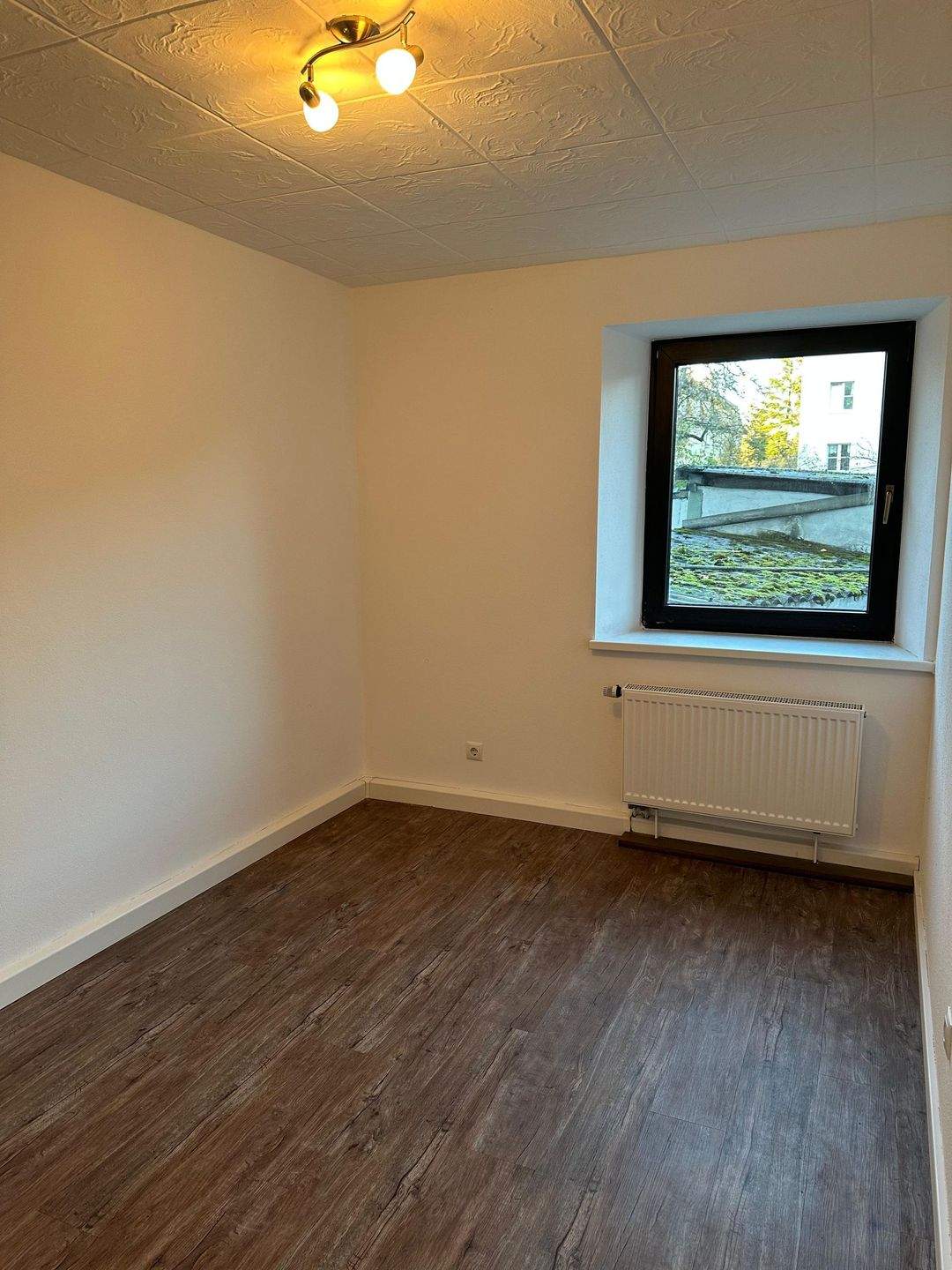 Thumbnail-Sanierte 2-Zimmer-Wohnung zu vermieten im Erdgeschoss - nähe zur FeKi - mit Einbauküche!