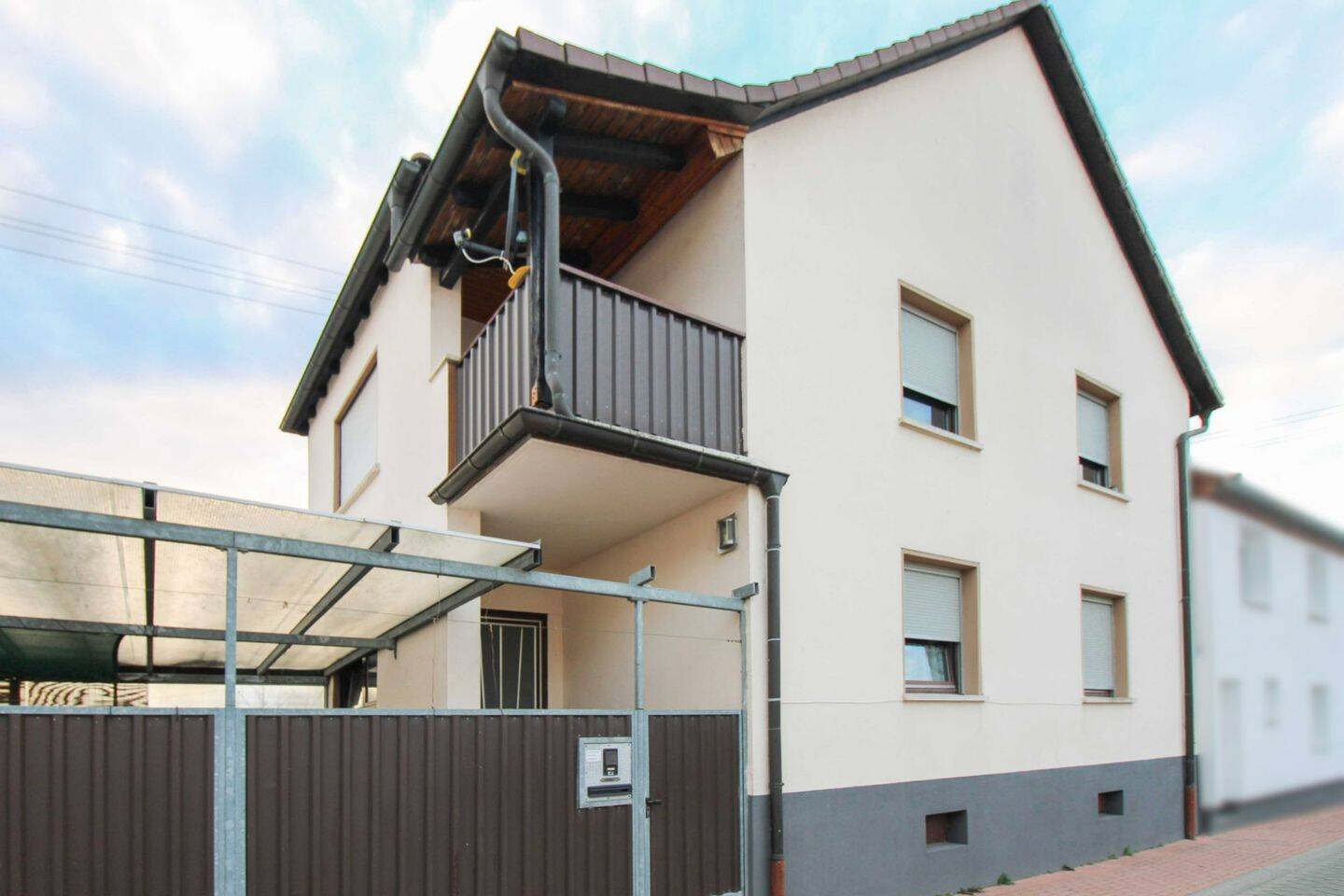 Thumbnail-Einfamilienhaus mit 2 Garagen und großem überdachten Innenhof