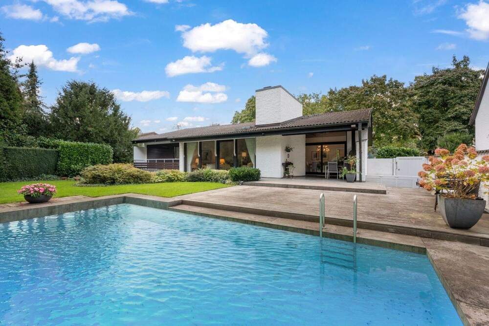 Thumbnail-Neu-Isenburg Zeppelinheim: Freistehender Bungalow mit Pool und Einliegerwohnung