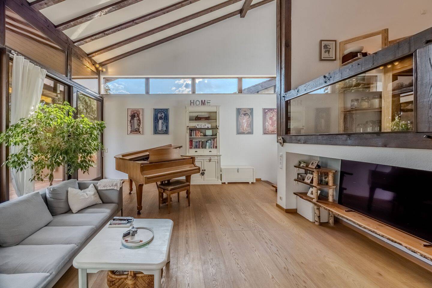 Thumbnail-Doppelhaushälfte in Split-Level-Bauweise mit individueller Raumaufteilung, Terrassen und Garten