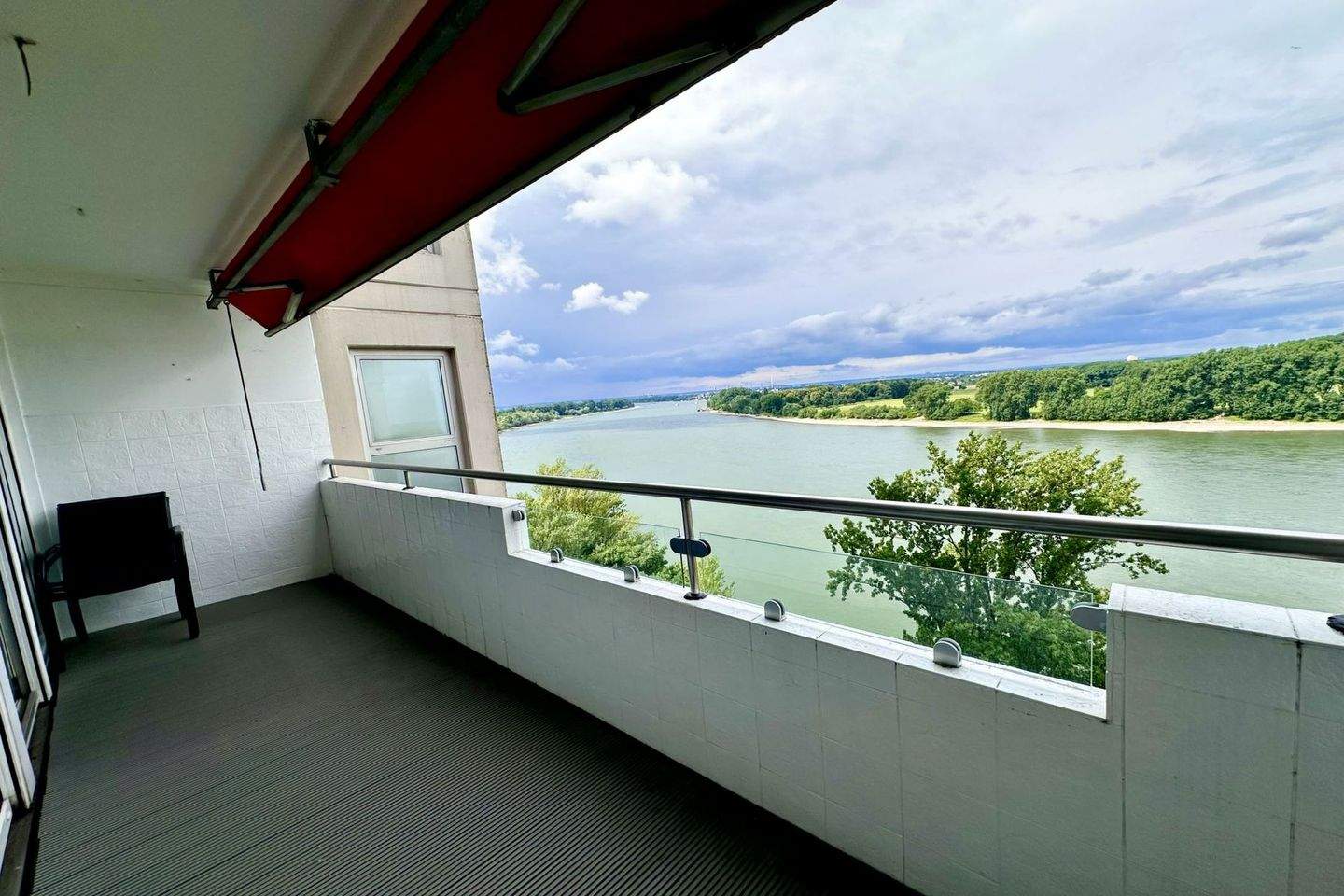 Thumbnail-Spitzenlage im 9. Stock: Großzügige 4-Zimmer-Wohnung mit Schwimmbad, Sauna und Tiefgarage