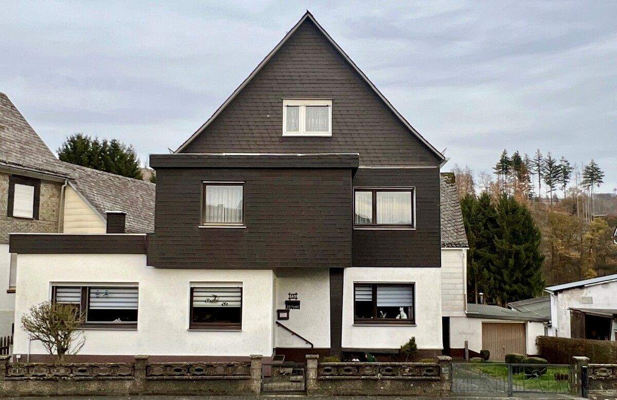 Thumbnail-Mandeln: gepflegtes Einfamilienhaus mit großer Scheune