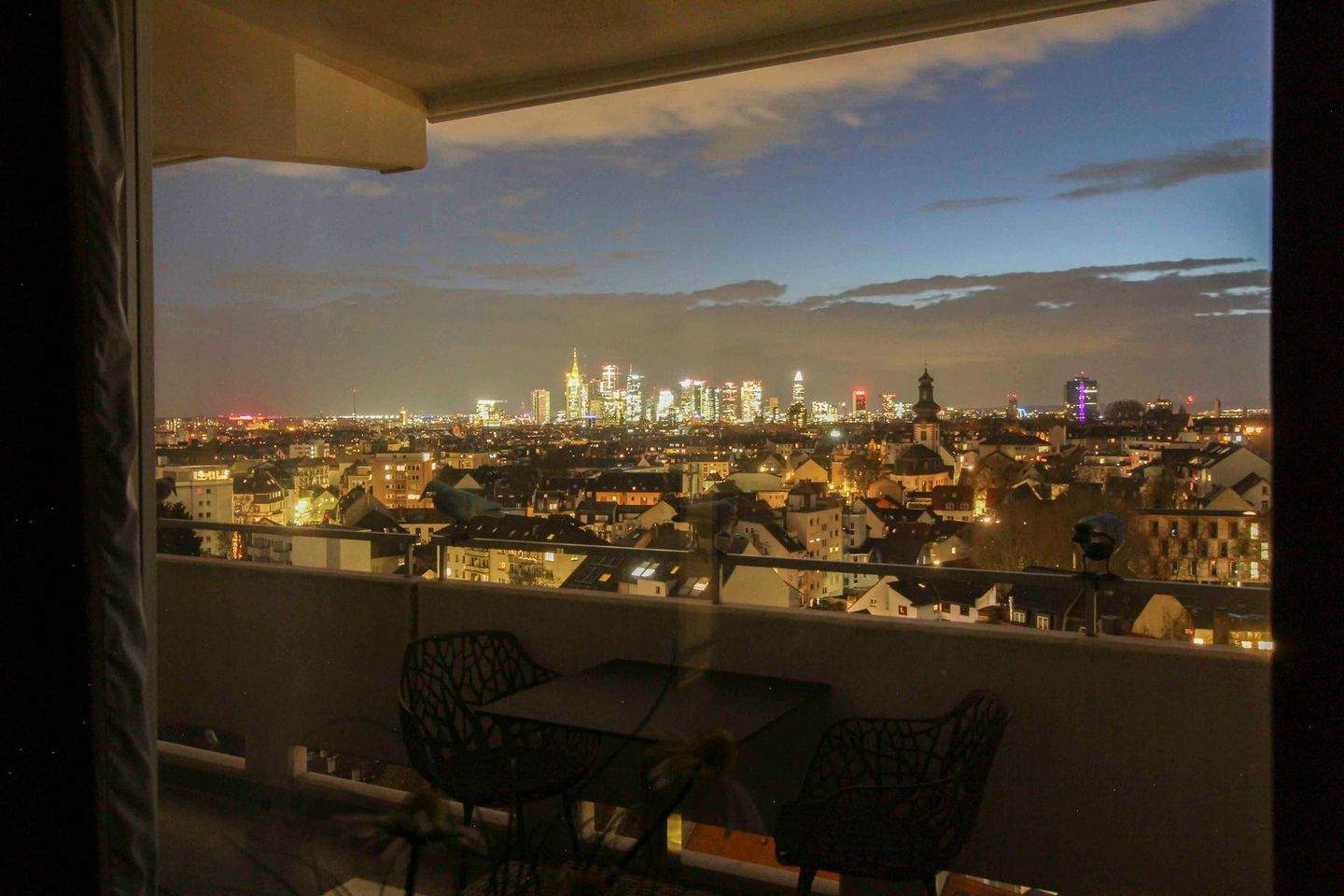 Thumbnail-Skylineblick im 10. OG: Stilvoll modernisierte 2-Zimmer-Wohnung in Top-Lage Frankfurt