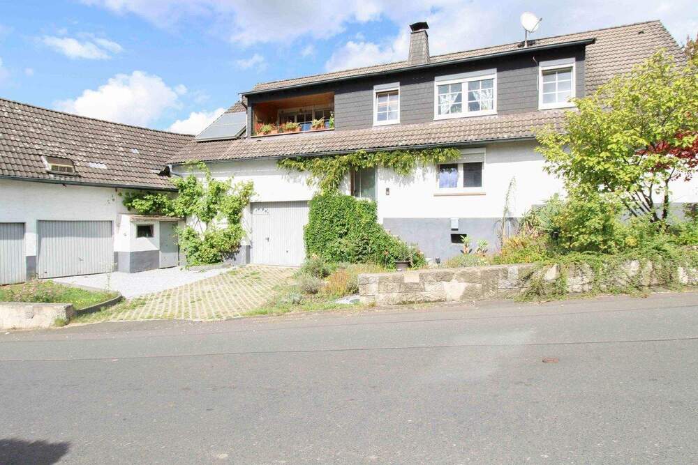 Thumbnail-Substanz trifft Potenzial: Zweifamilienhaus zur umfassenden Modernisierung