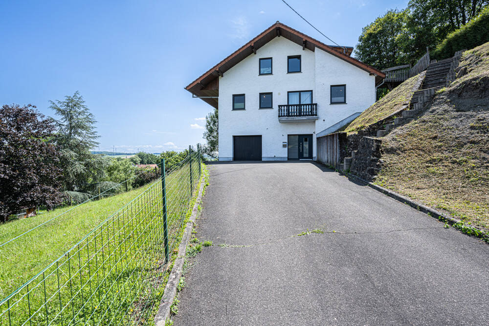 Thumbnail-Einfamilienhaus mit Einliegerwohnung in Höhenlage von Wolsfeld.