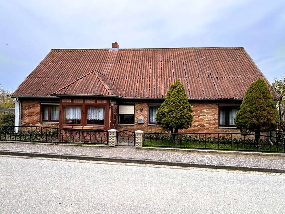 Thumbnail-solides Bauernhaus mit viel Nebengelass auf großem Grundstück in der Mecklenburger Seenplatte