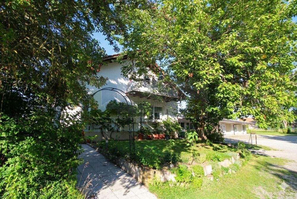 Thumbnail-Vielseitiges Nutzungskonzept: Ensemble mit Wohnhaus, Werkhalle und Photovoltaik - Wohnen, Arbeiten & Vermieten in Hüfingen!