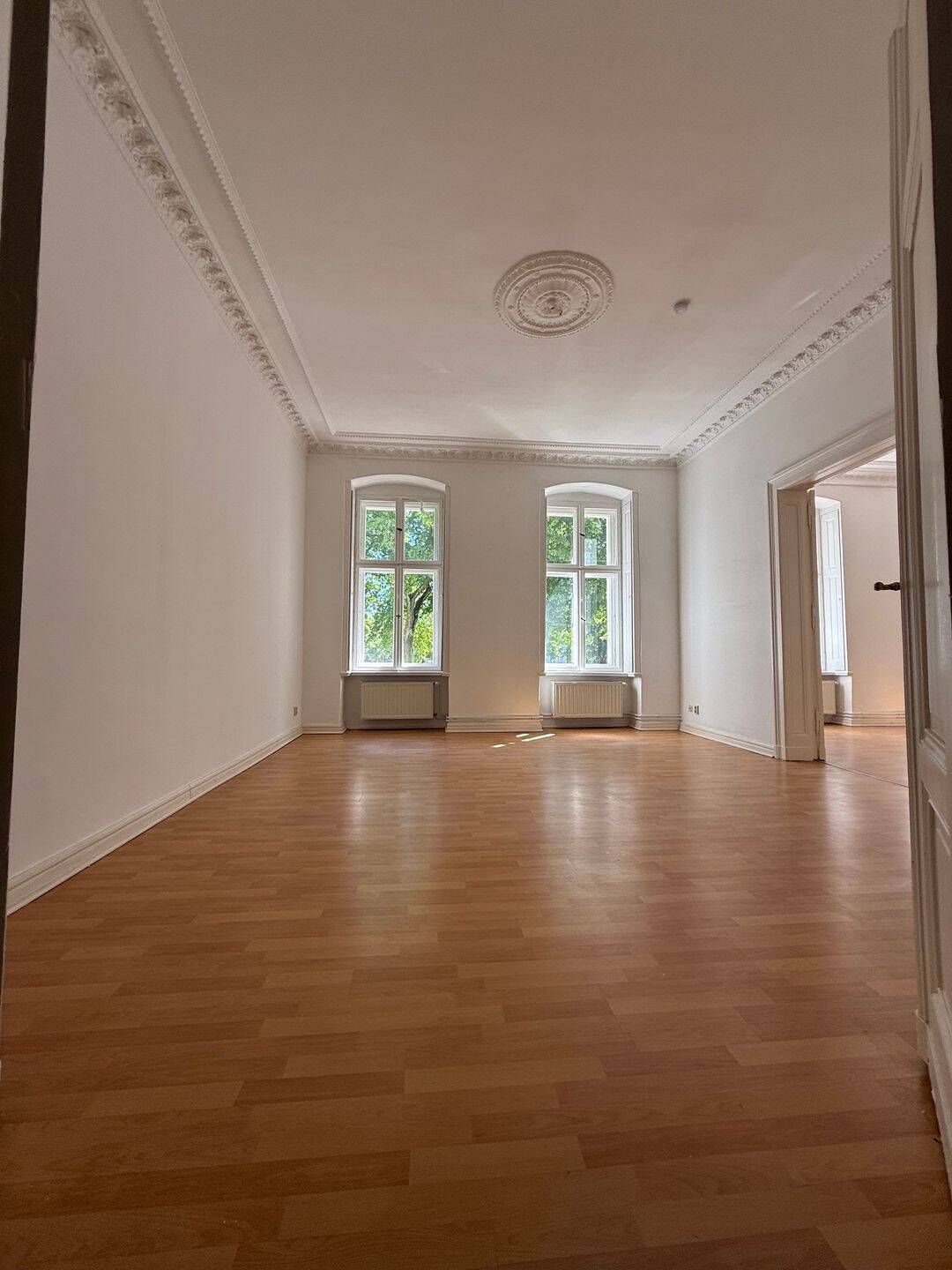 Thumbnail-3 Zimmer - Stuckaltbau im Hochparterre am Gertraudenplatz !