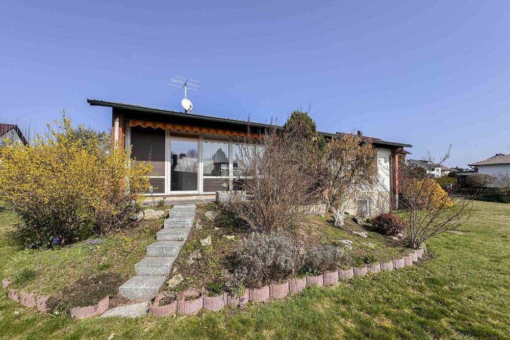 Thumbnail-Bungalow-Stil mit großzügigem Keller und Einliegerpotenzial auf sonnigem Grundstück