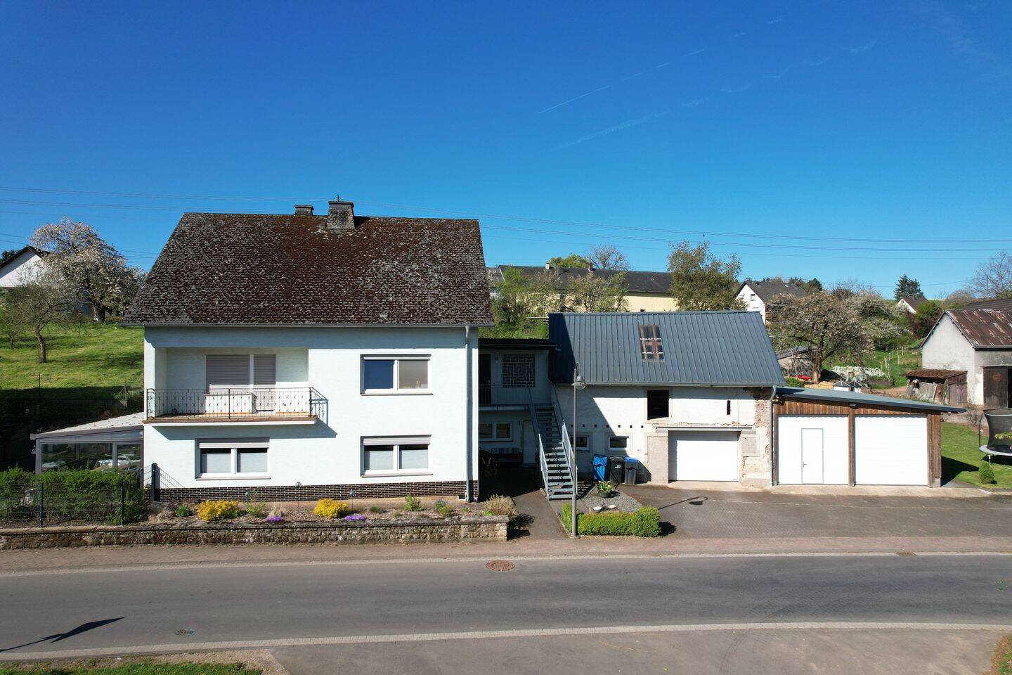 Thumbnail-Hochwertig renoviertes Zweifamilienhaus mit Nebengebäuden in Ehlenz, nähe Bitburg.