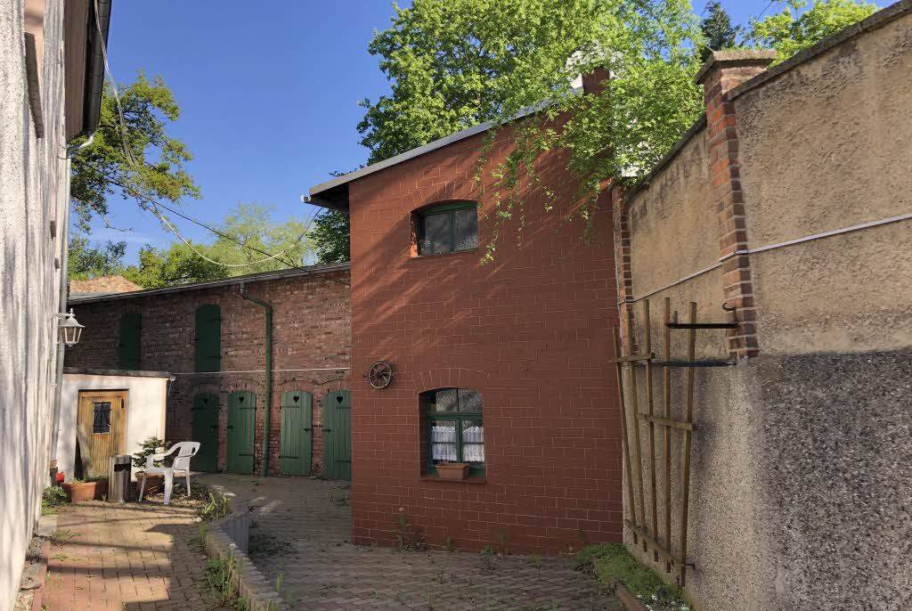 Thumbnail-Halle-Wörmlitz: Wohnhaus mit Restarbeiten, Nebengelass, Garagen, optional mit großem Wassergrundstück