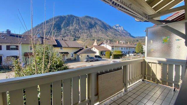 Thumbnail-Hübsch 2,5-Zi.-Wohnung im 1. OG, mit Bergblick und zwei Balkonen.