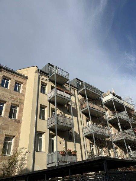 Thumbnail-HELLE ZWEIZIMMER DG-WOHNUNG - BALKON - PARKETT - EINBAUKÜCHE - ERBBAURECHT - VERMIETET