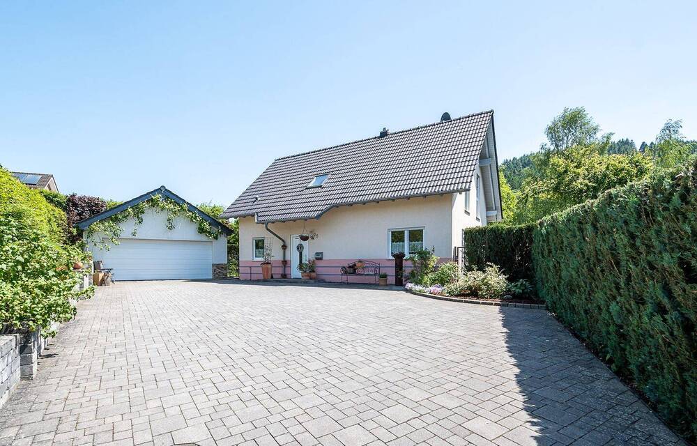 Thumbnail-Freistehendes Einfamilienhaus in Oberstadtfeld I BJ 2005 I 5 Schlafzimmer I Doppelgarage