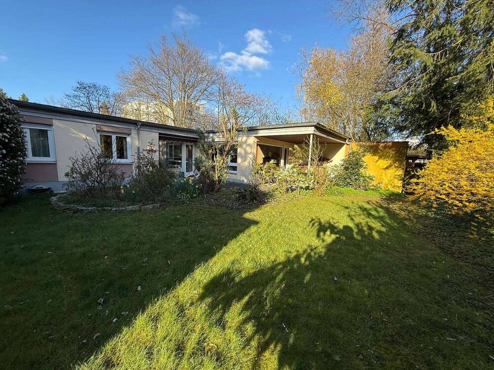 Thumbnail-Einfamilienhaus Bungalow mit 142 m² Wfl.+ 90 m² Nfl. auf 650 m² großem Grundstück in ruhiger Lage!