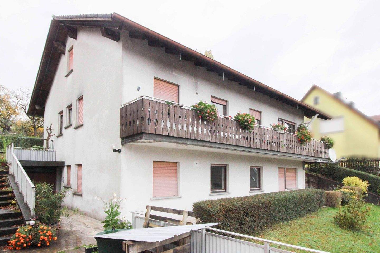 Thumbnail-Attraktives Mehrfamilienhaus mit Garten, Balkonen und Doppelgarage in Burgpreppach