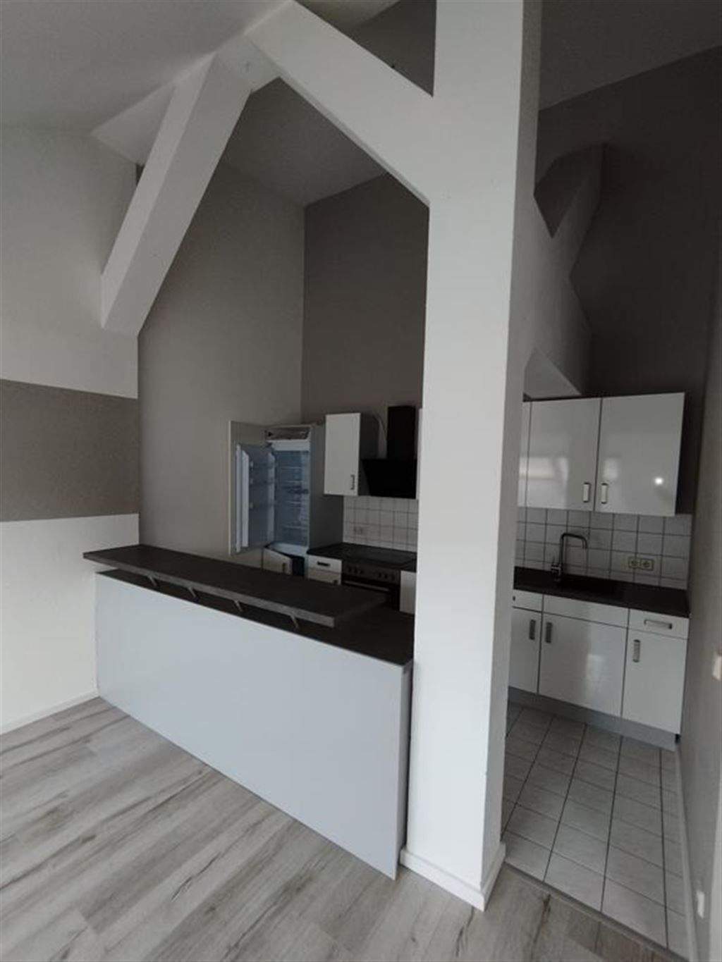 Thumbnail-Moderne DG 4-Zi. mit offener Küche, EBK, Kamin, Laminat und SP mgl.!