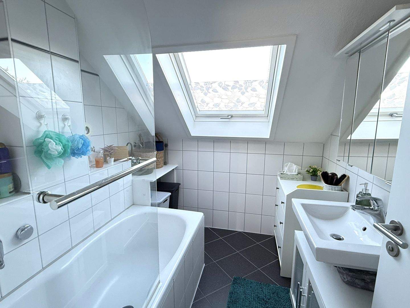 Thumbnail-Gemütliche 3-Zimmer-ETW im Dachgeschoss mit Balkon, Einbauküche & TG-Stellplatz. Derzeit vermietet.