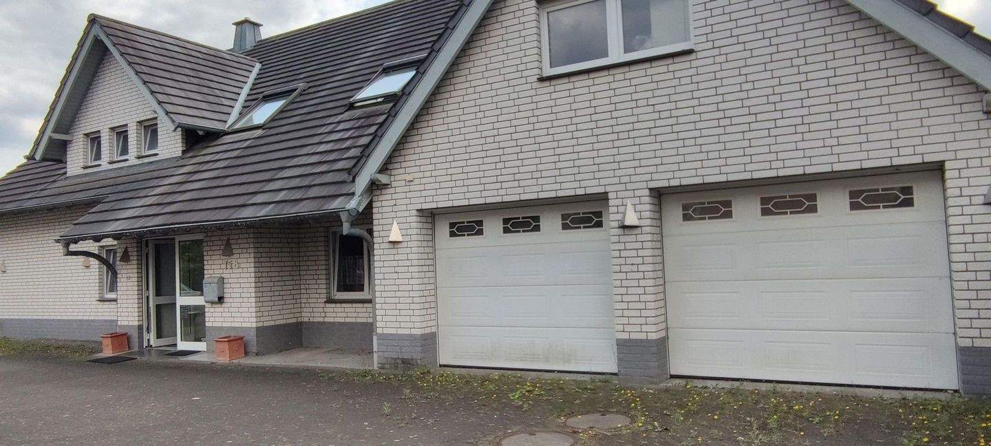 Thumbnail-Großes EinZweifamilienhaus mit Doppelgarage