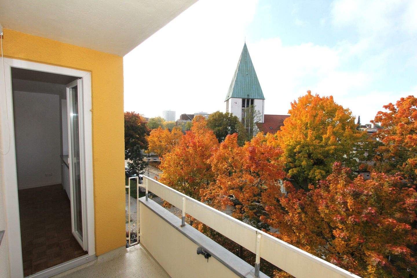 Thumbnail-Sofort beziehbare, teilsanierte 2 Zi. Whg. mit Balkon und herrlichem Blick in Richtung Olympiaturm.