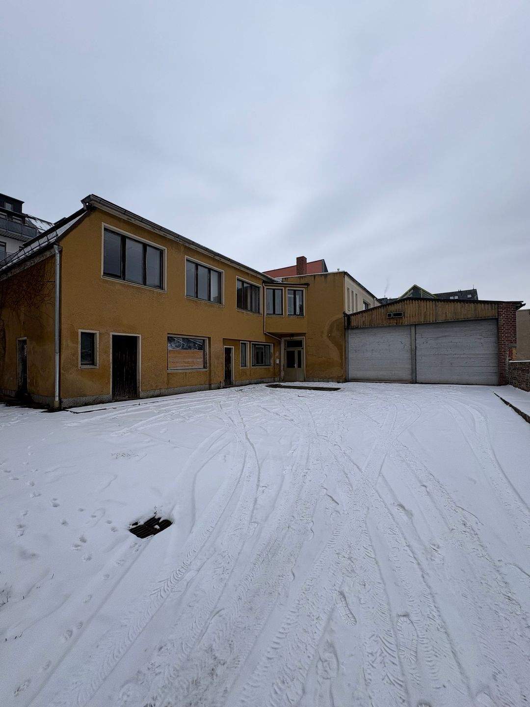 Thumbnail-Gewerbehaus mit ehemaliger Kfz-Werkstatt