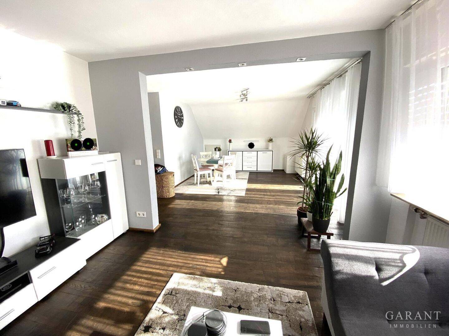 Thumbnail-Sehr gut geschnittene 2 12 Zimmer-Wohnung in toller Lage mit Balkon und Garage!