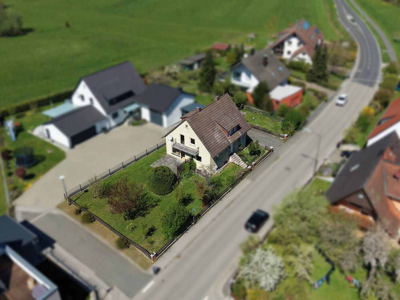 Thumbnail-Sanierungsbedürftiges Ein- oder Zweifamilienhaus mit Doppelgarage in Unterferrieden