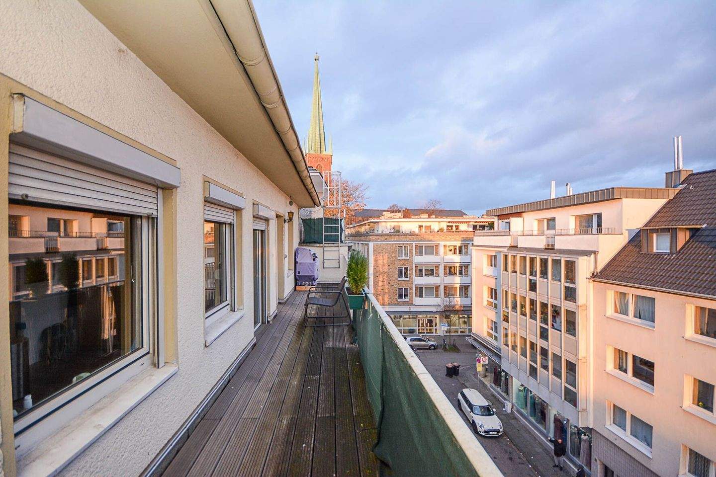 Thumbnail-Charmante 2-Zimmerwohnung mit Wintergarten, zwei Balkonen & Garage - ganz oben in Köln-Mülheim