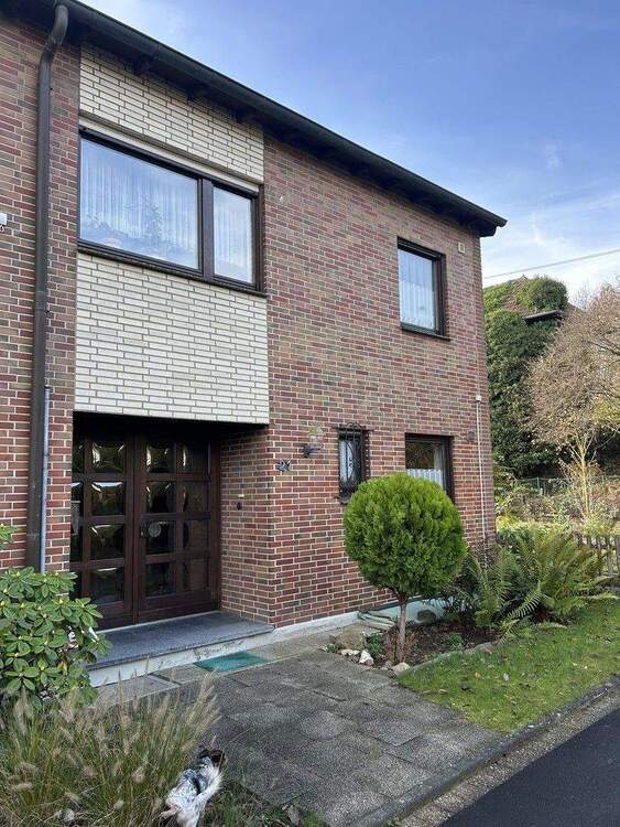 Thumbnail-Reihenendhaus mit großen Grundstück