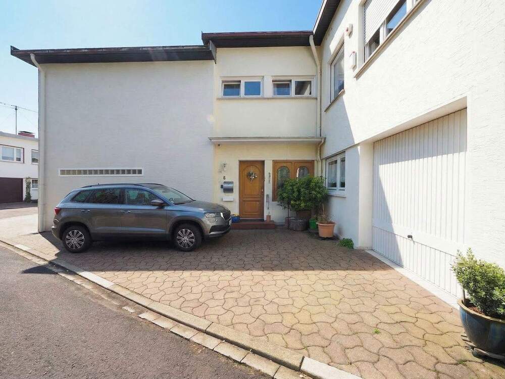 Thumbnail-Charmantes Einfamilienhaus mit liebevoll angelegtem Garten in familienfreundlicher Lage von Saarbrücken!