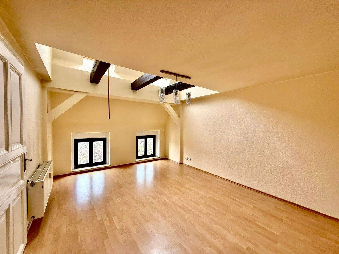 Thumbnail-moderne 3- RWE mit Balkon im Dachgeschoss Südstadt !