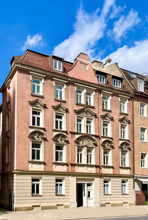 Thumbnail-Denkmalgeschütztes Mehrfamilienhaus mit Ladeneinheit.