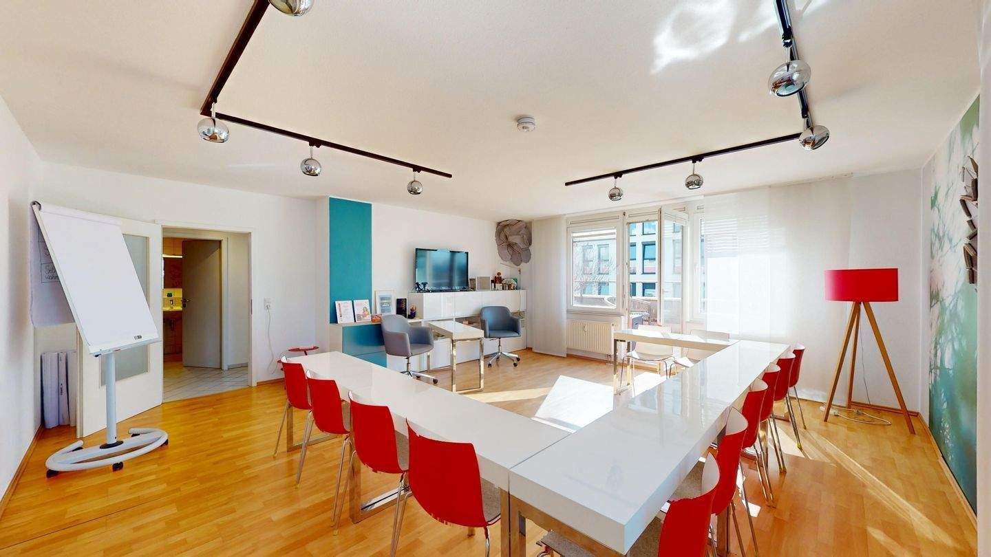 Thumbnail-Stilvolle Dachgeschosswohnung mit sonniger Gartenterrasse und Tiefgaragenstellplatz am Holzhofpark