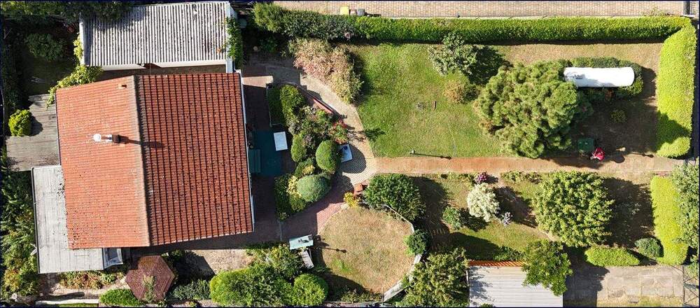 Thumbnail-Teilbares Baugrundstück mit kleinem Bungalow: Option für 1-2 Neubauten in attraktiver Lage